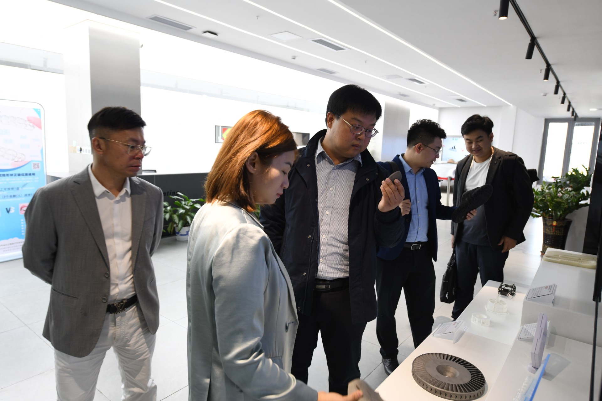 共享智能裝備總經理劉軼一行蒞臨金石三維參觀考察，共探3D打印產業化發展新機遇